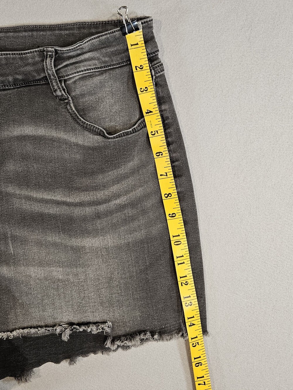Nine West Women's Distressed Gray Wash Denim Shorts Size 16 With Raw Frayed Hem - Picture 6 of 11